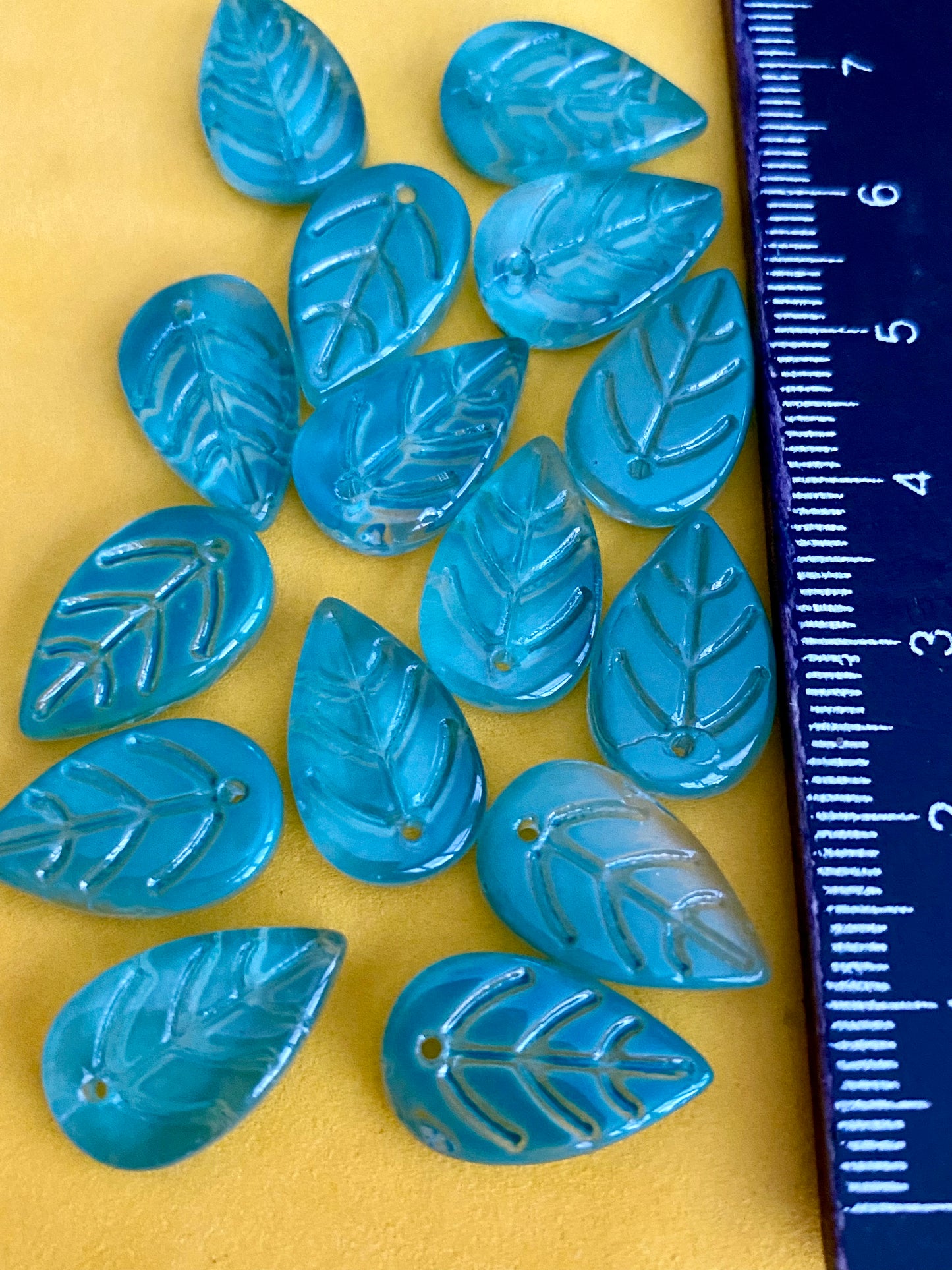 15 Glass Leaf Beads Suitable for Jewellery Making crafting 18mm