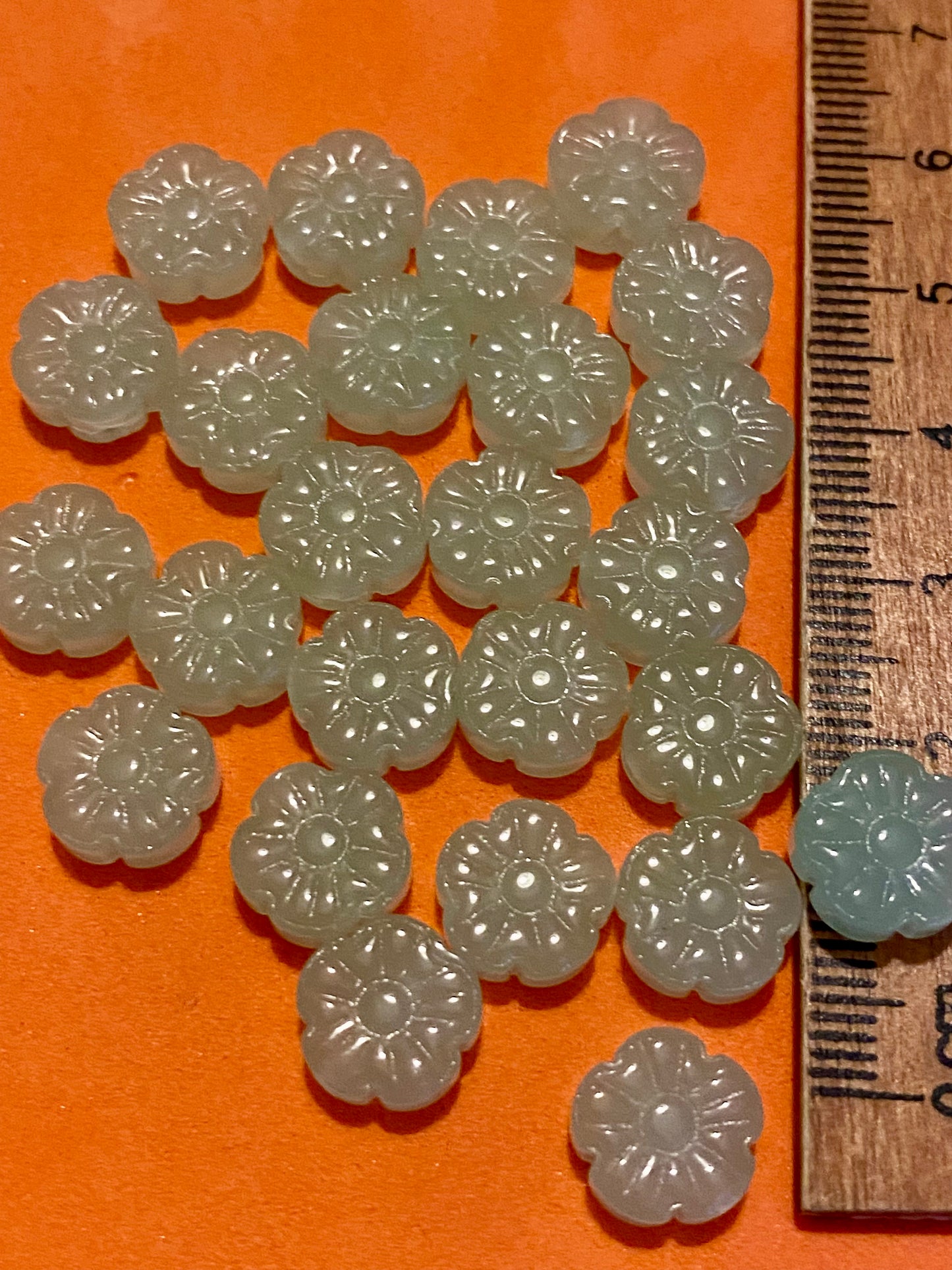 25 x Glass Flower Beads 10mm