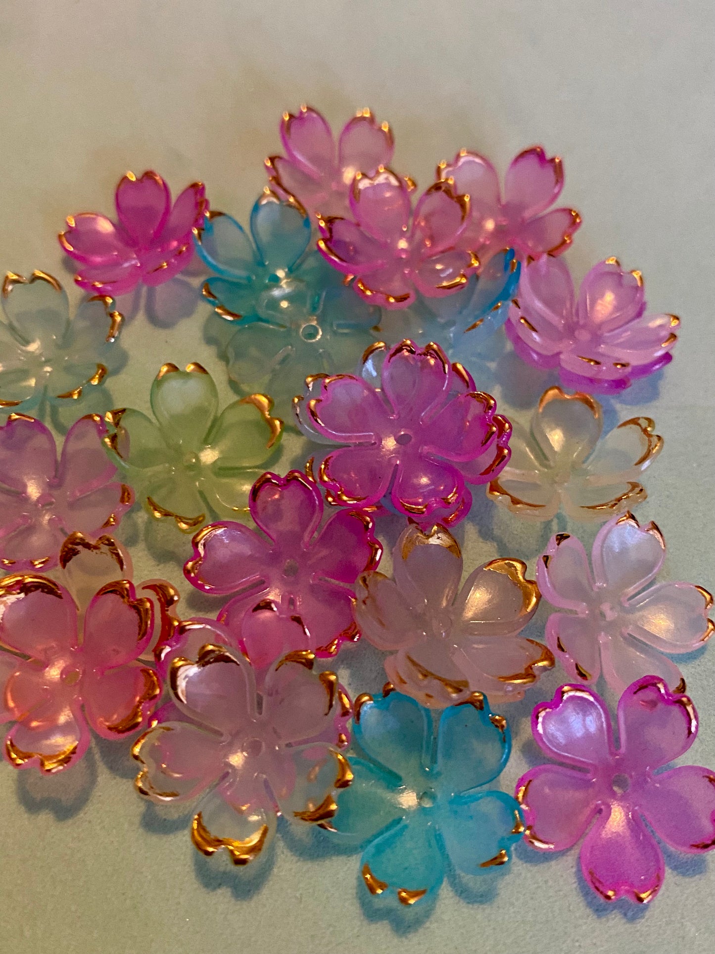 25 Multicoloured Gold Coloured Edged Flower Beads 20mm