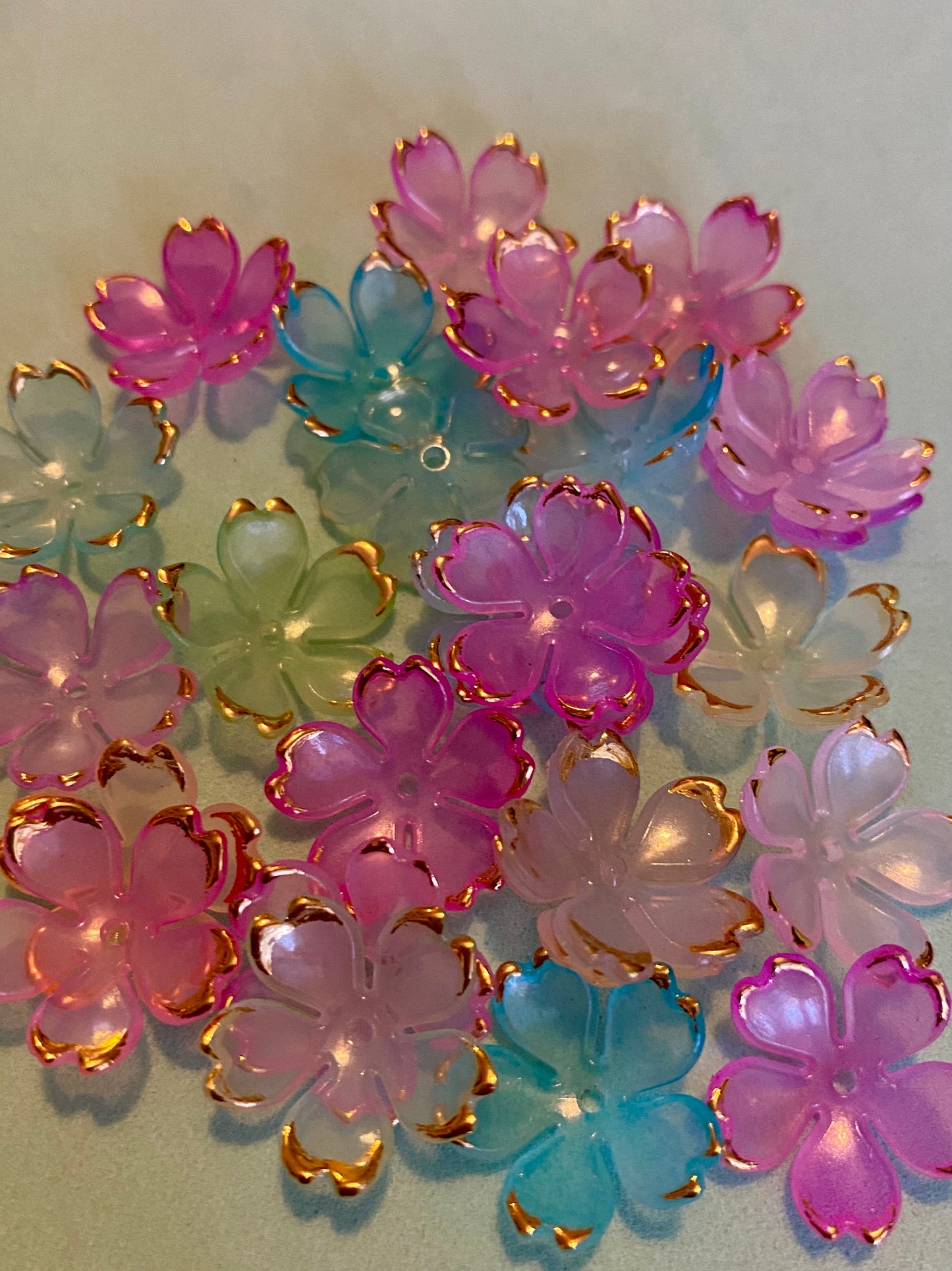 25 Multicoloured Gold Coloured Edged Flower Beads 20mm