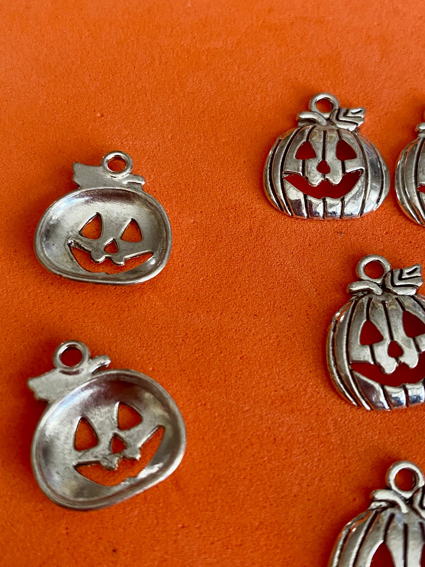 10 x Pumpkin Charms 15mm