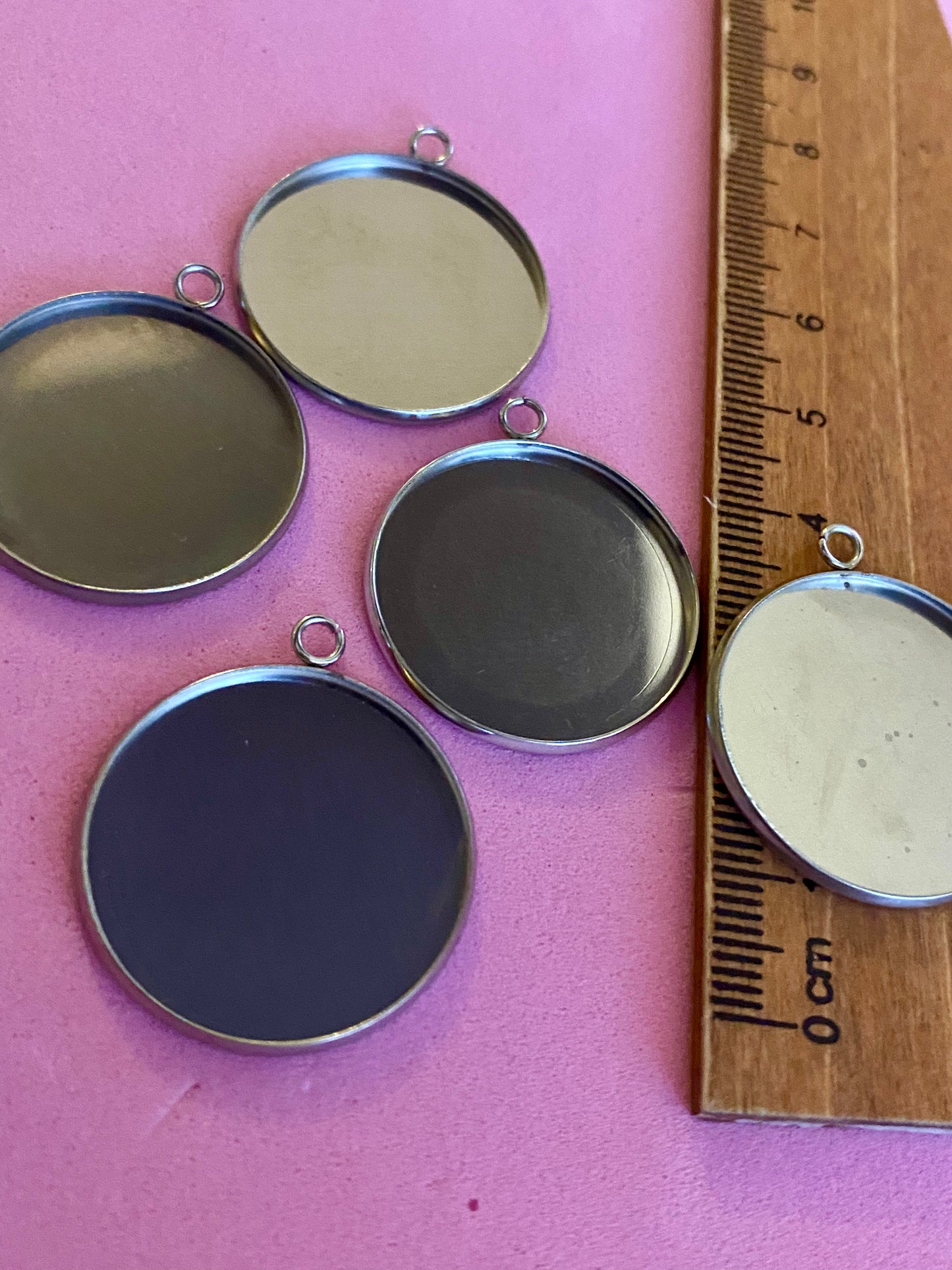 5 x Silver Coloured Metal Pendants / Moulds 30mm Including Bale