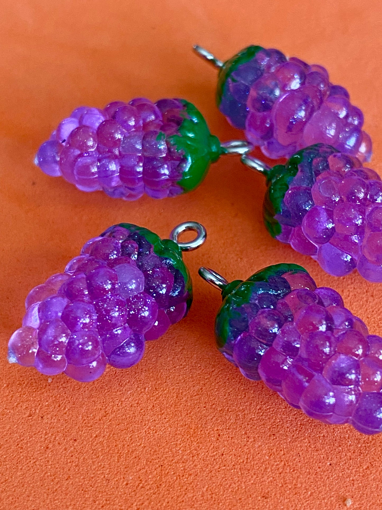 5 x Acrylic Grape Charms