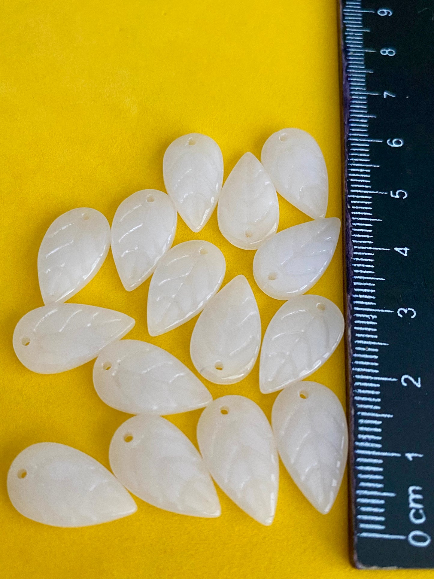 15 Glass Leaf Beads Suitable for Jewellery Making crafting 18mm