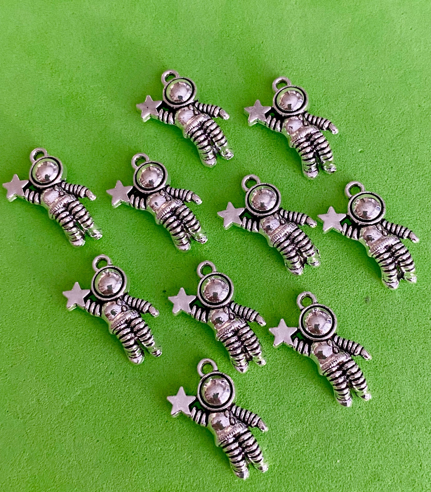 10 ASTRONAUT SPACE CHARMS SILVER STAR  