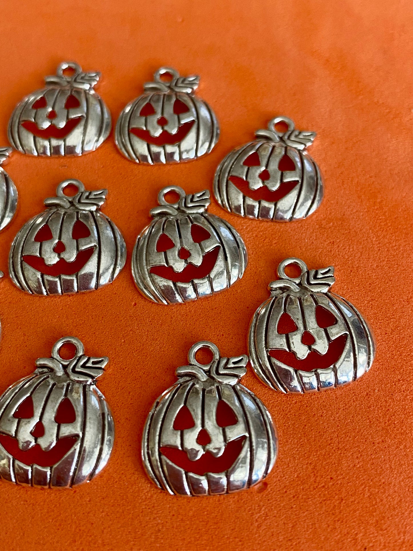 10 x Pumpkin Charms 15mm