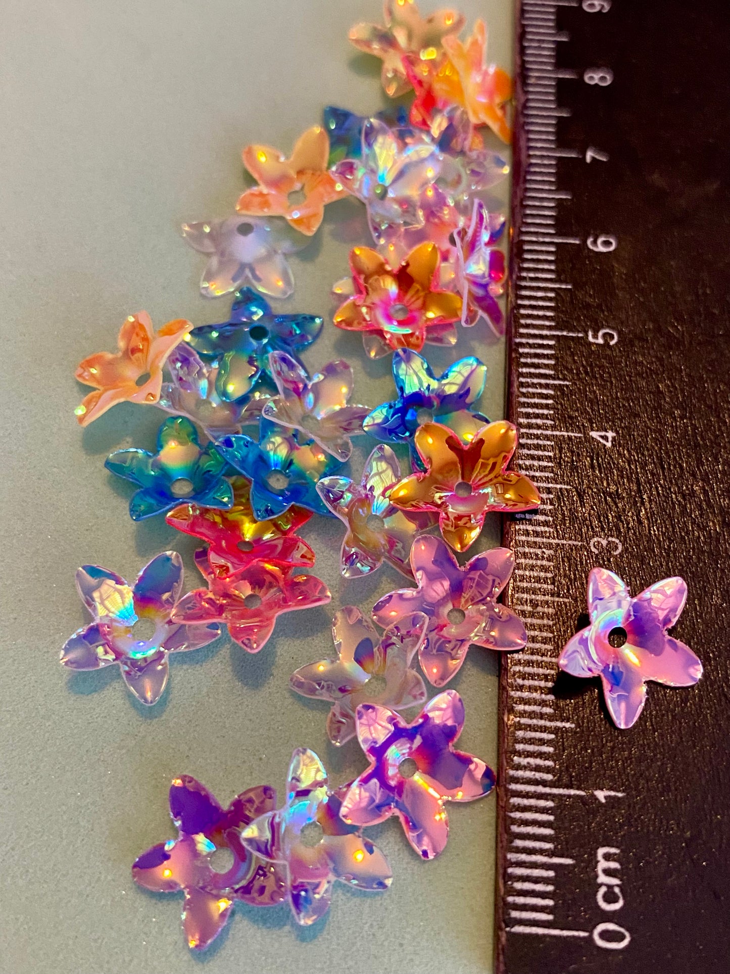 30 x Fine Acrylic Iridescent Flower Beads