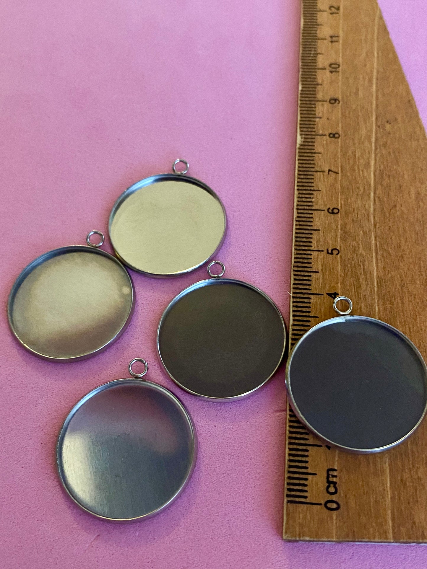 5 x Silver Coloured Metal Pendants / Moulds 30mm Including Bale