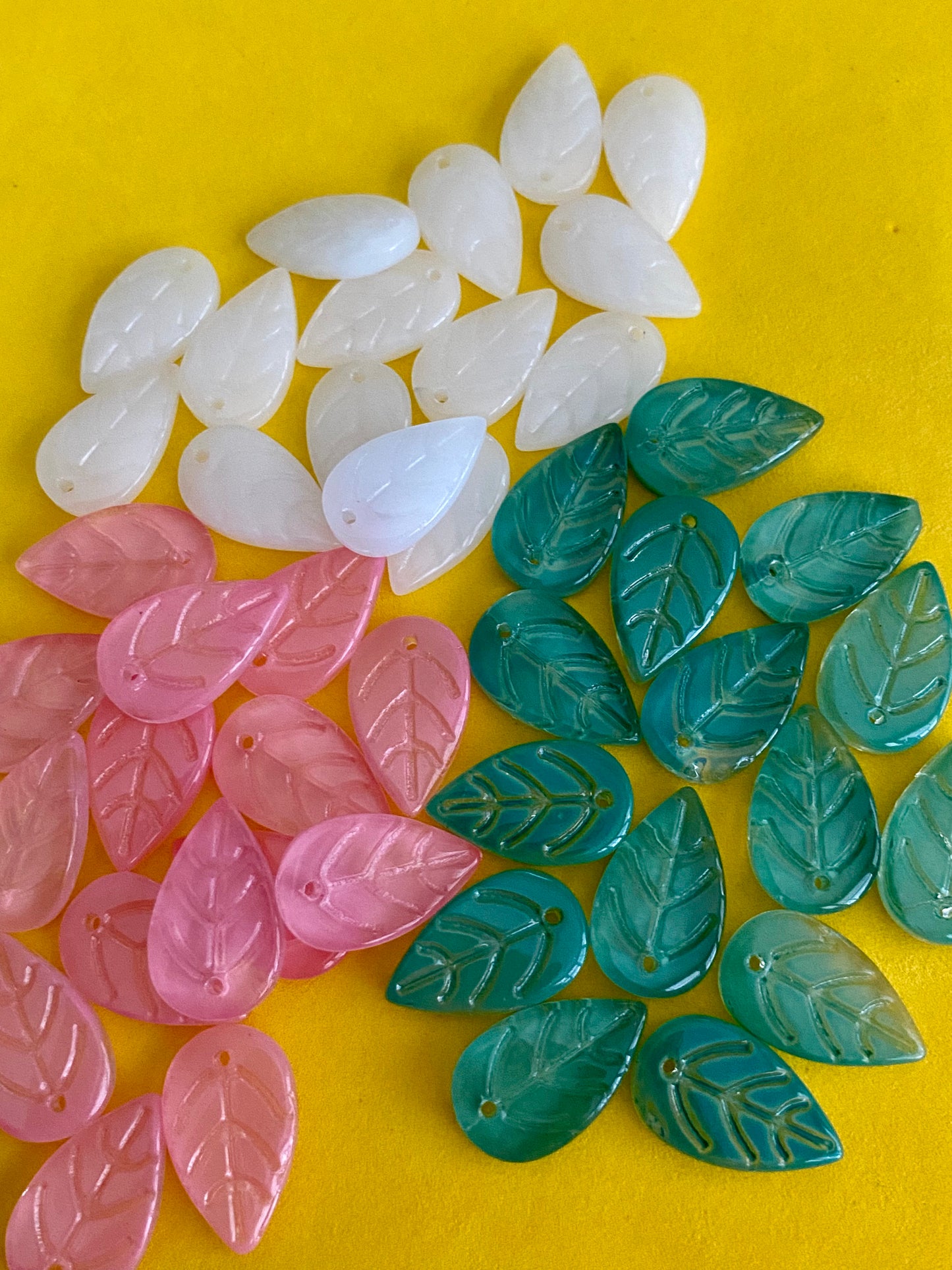 15 Glass Leaf Beads Suitable for Jewellery Making crafting 18mm