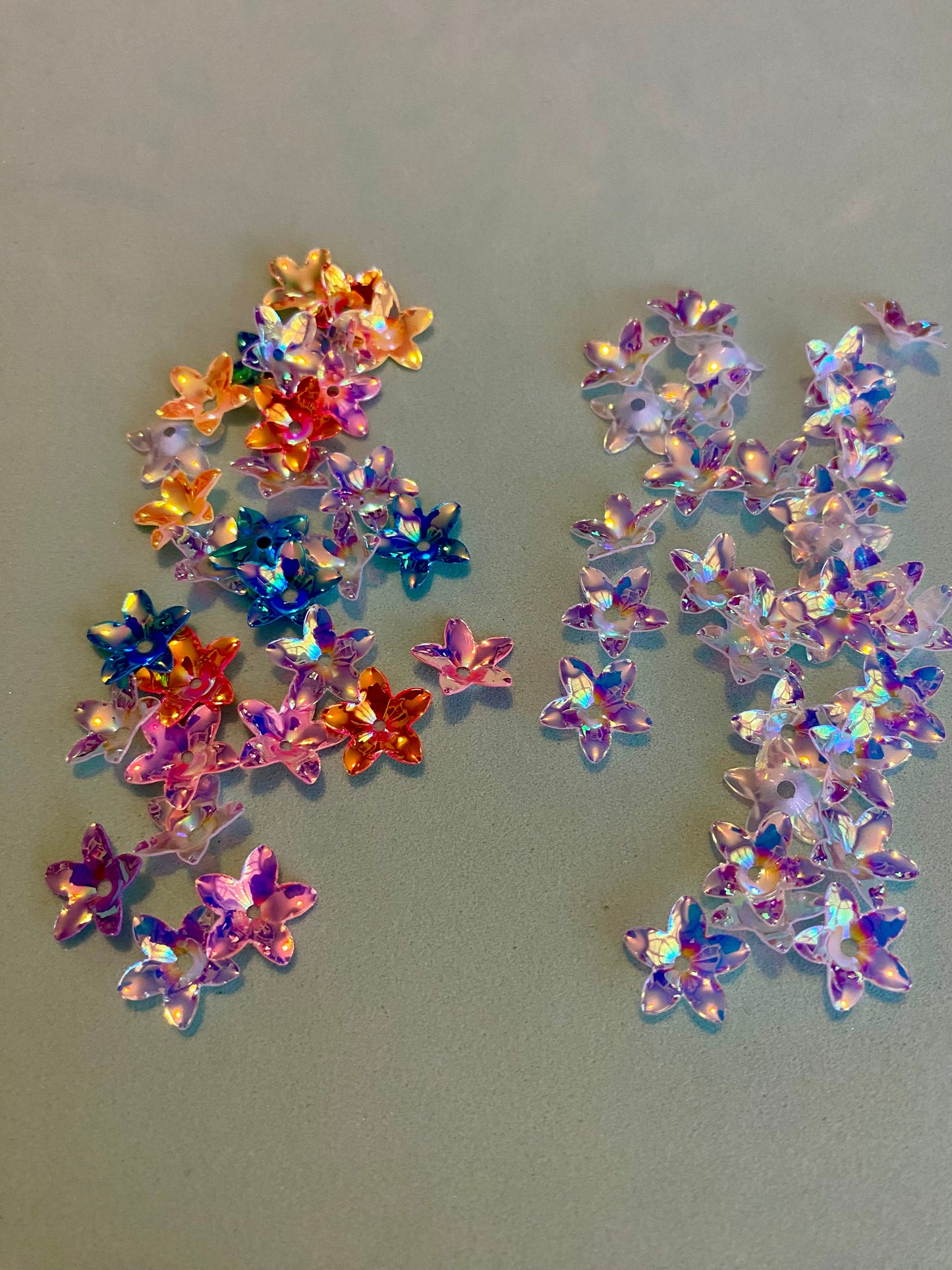 30 x Fine Acrylic Iridescent Flower Beads