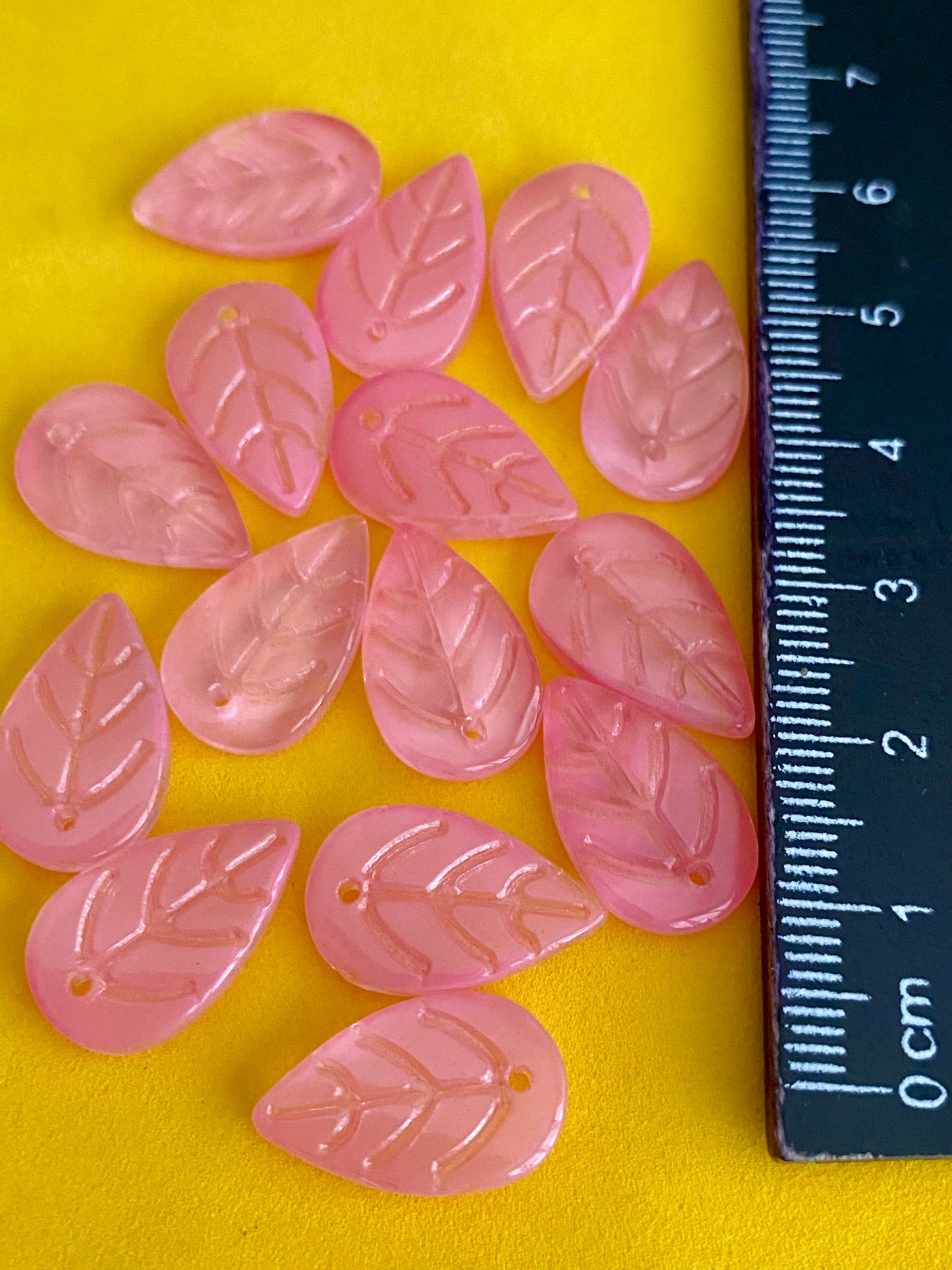 15 Glass Leaf Beads Suitable for Jewellery Making crafting 18mm