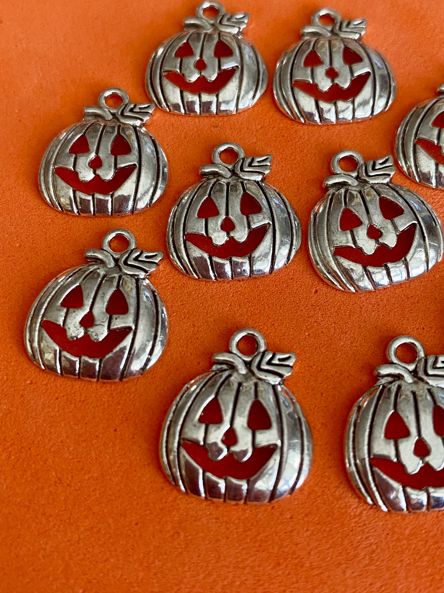 10 x Pumpkin Charms 15mm