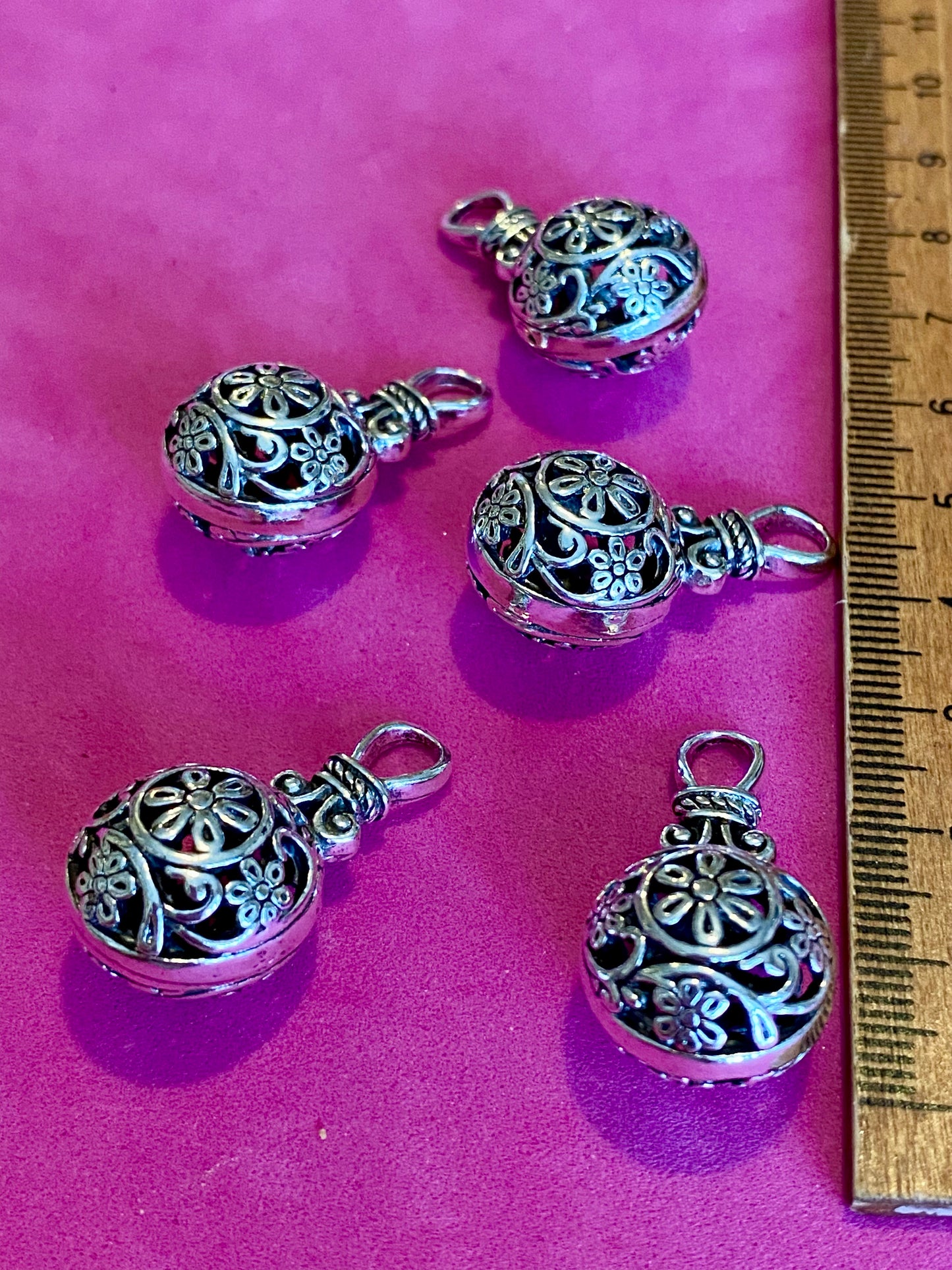 5 X Exquisite Patterned Round Hollow Ball Pendants